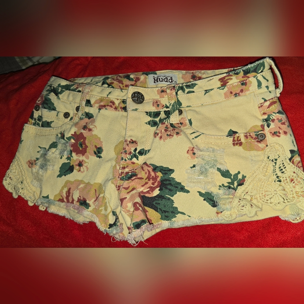 Mudd Shorty Shorts Sz 5 Yellow Floral Crochet Frayed Hem Distressed Boho Hippie